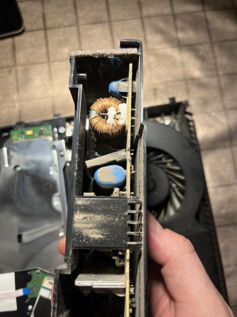 Play Station 4 tápegysége kiszerelve, teljesen porosan.