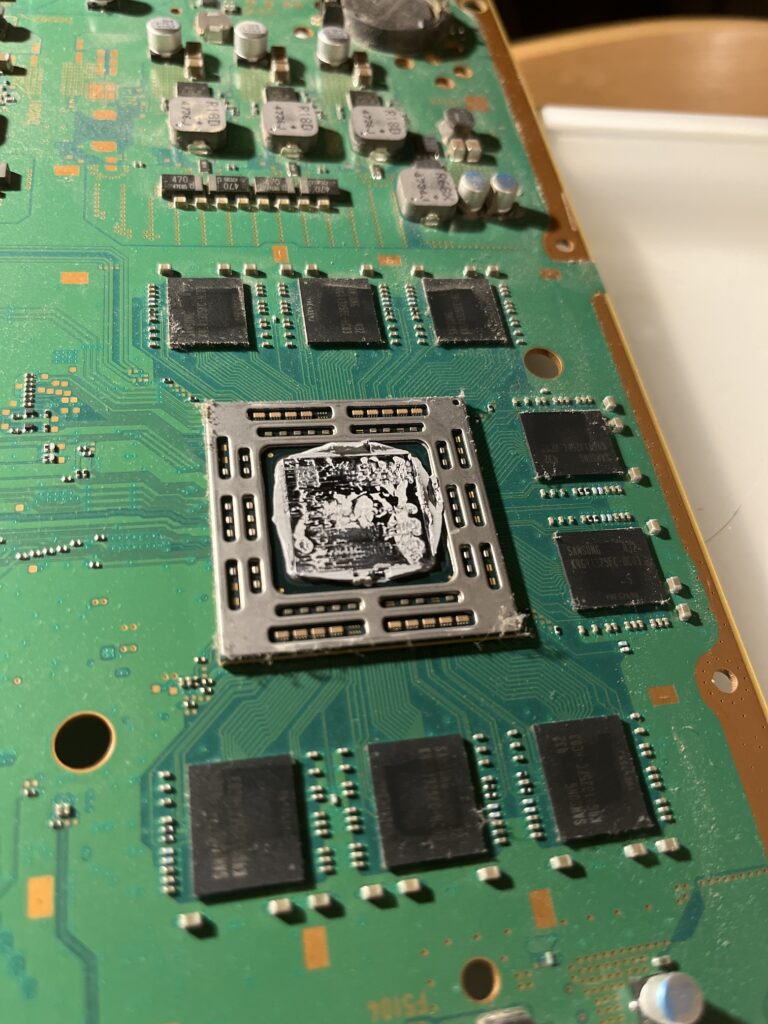 Play Station 4 processzora a megkeményedett, gyári hűtőpasztával.